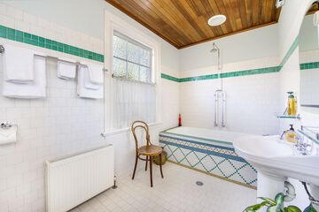 Deep soaking bathtub