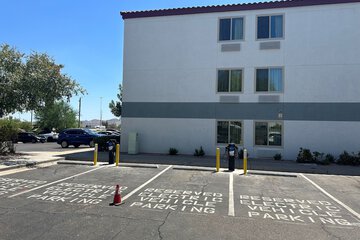 Electric vehicle charging station