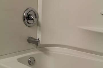 Deep soaking bathtub