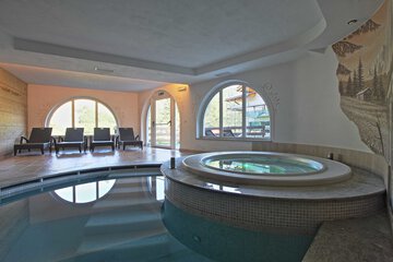 Indoor spa tub