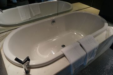 Deep soaking bathtub