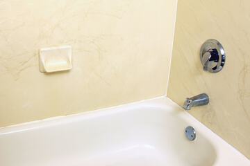 Deep soaking bathtub