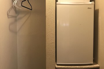 Mini-refrigerator
