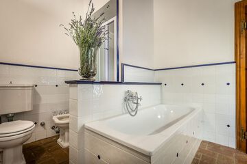 Deep soaking bathtub