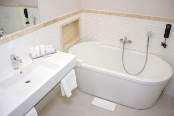 Deep soaking bathtub