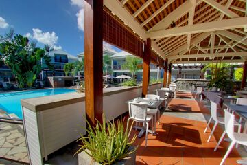 Poolside bar