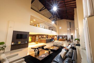 Lobby lounge