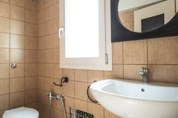 Bathroom sink