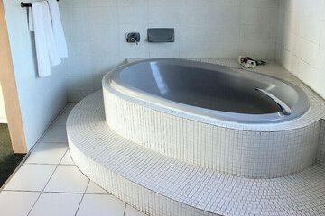 Deep soaking bathtub