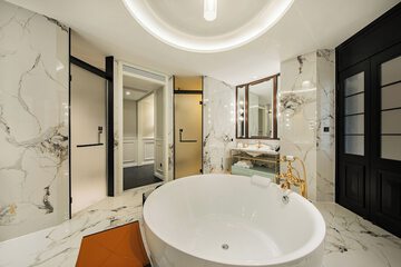 Deep soaking bathtub