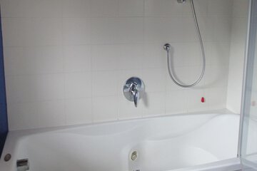 Jetted tub