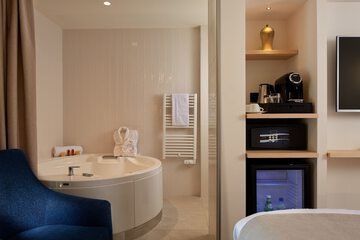 Private spa tub