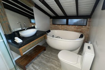 Deep soaking bathtub