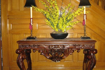 Check-in/check-out kiosk