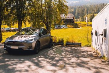 Electric vehicle charging station