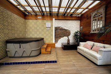 Indoor spa tub