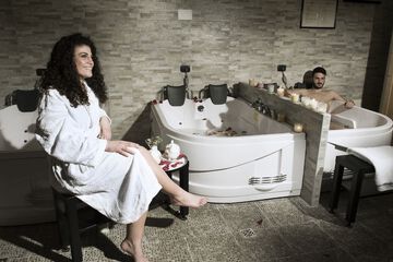 Indoor spa tub
