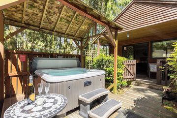 Private spa tub