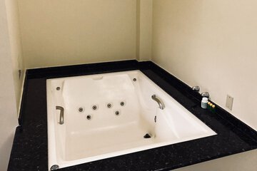 Deep soaking bathtub