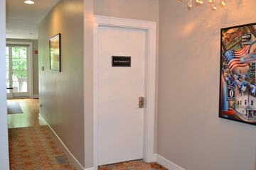 Ballroom/Hall 31 of 34