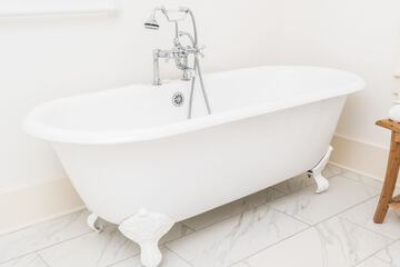 Deep soaking bathtub