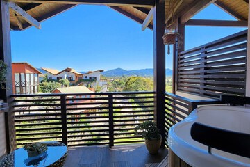Deep soaking bathtub