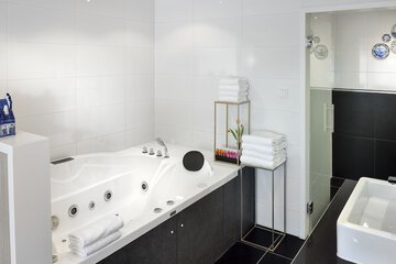 Jetted tub