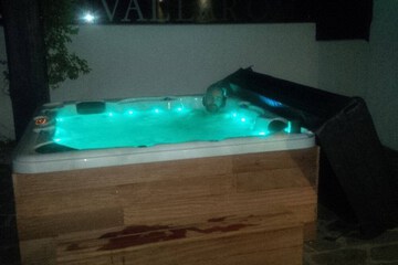 Indoor spa tub