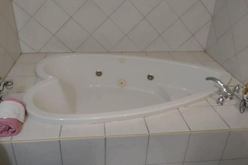 Deep soaking bathtub
