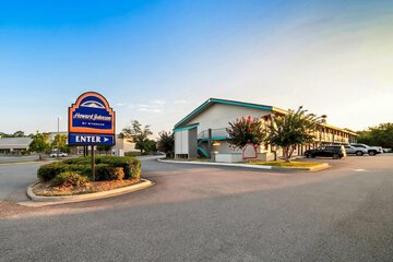 Howard Johnson by Wyndham Columbus Fort Moore