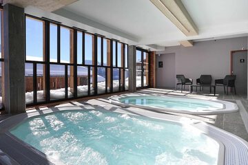 Indoor spa tub