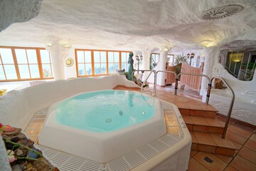 Indoor spa tub