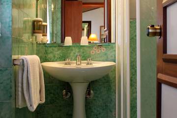 Bathroom sink