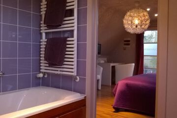Deep soaking bathtub