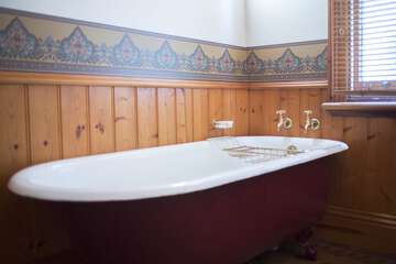 Deep soaking bathtub
