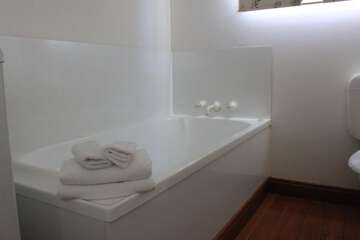 Deep soaking bathtub