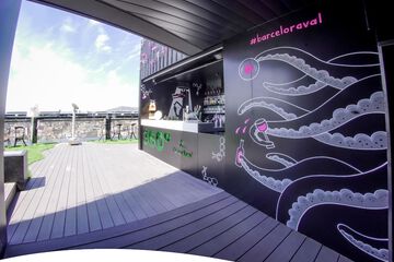Swim-up bar