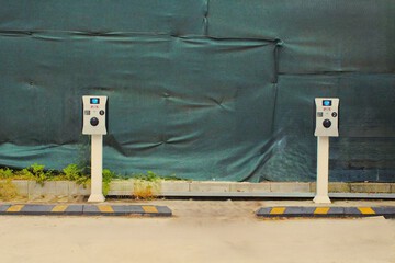 Electric vehicle charging station