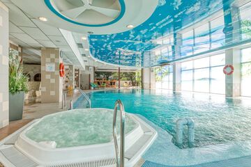 Indoor spa tub