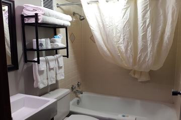 Deep soaking bathtub