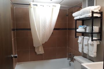 Deep soaking bathtub