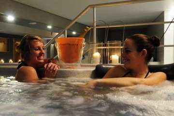 Indoor spa tub