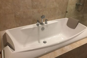 Deep Soaking Bathtub