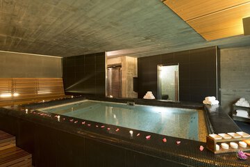 Indoor spa tub