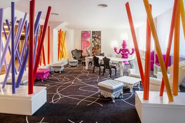 Lobby lounge
