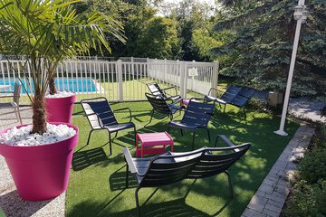 Poolside bar