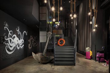 Lobby lounge