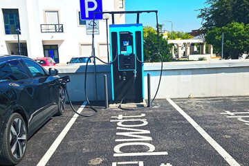 Electric vehicle charging station