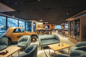 Lobby lounge