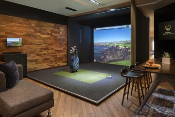Indoor golf driving range